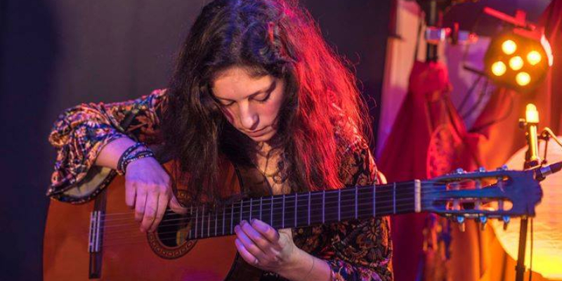 Lina Belaïd, musicien Acoustique en représentation à Seine Saint Denis - photo de couverture n° 2