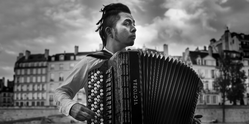 Taca, musicien Accordéoniste en représentation à Paris - photo de couverture