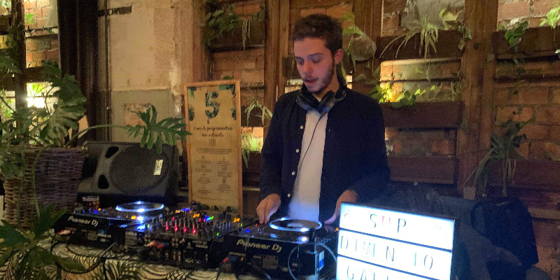 Gallo, DJ DJ en représentation à Paris - photo de couverture