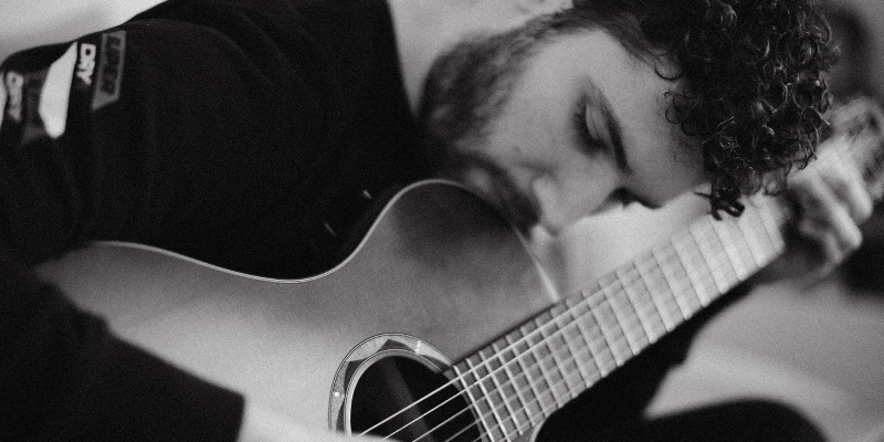 Ping Solo // Florian, musicien Guitariste en représentation à Rhône - photo de couverture