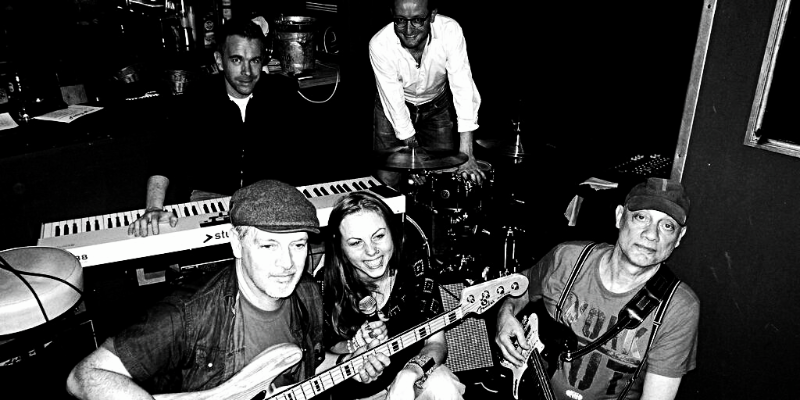 FEELING MOON, groupe de musique Rock en représentation à Seine Saint Denis - photo de couverture n° 1