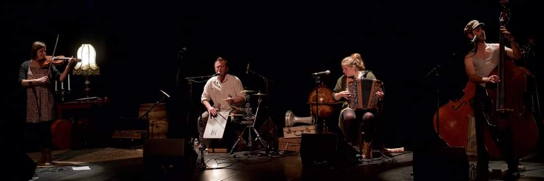 CLOCHEVILLE, groupe de musique Musiques du monde en représentation à Pas de Calais - photo de couverture