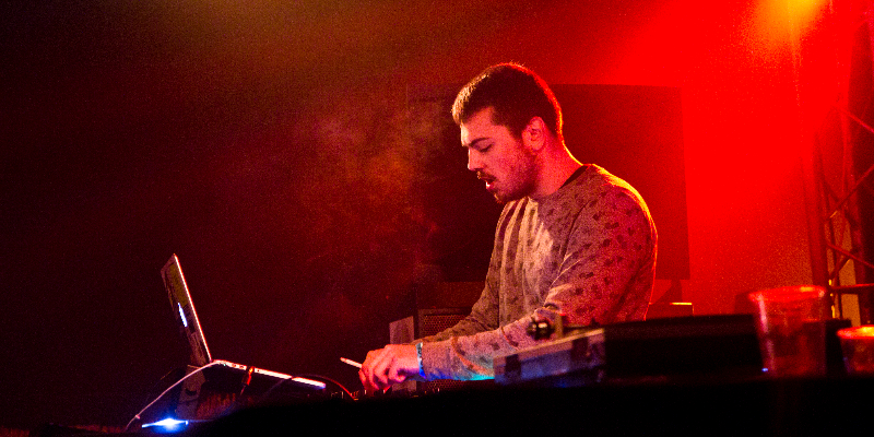 Lowel, DJ DJ en représentation - photo de couverture