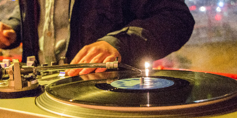 OBu, DJ Dj en représentation - photo de couverture n° 2