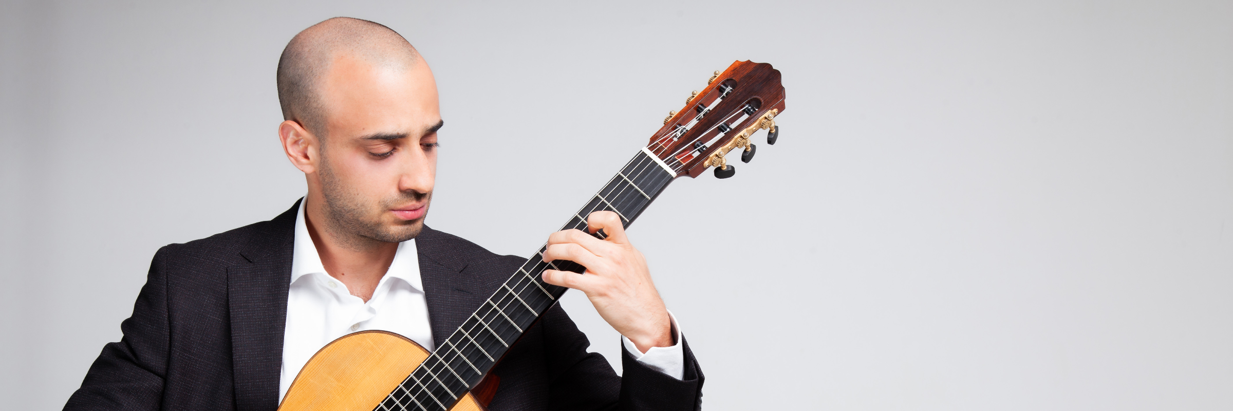 Rocha, musicien Guitariste en représentation à Val de Marne - photo de couverture