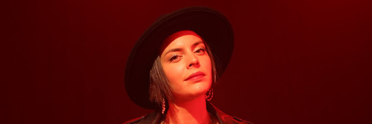 Emma K , musicien Chanteur en représentation à Paris - photo de couverture