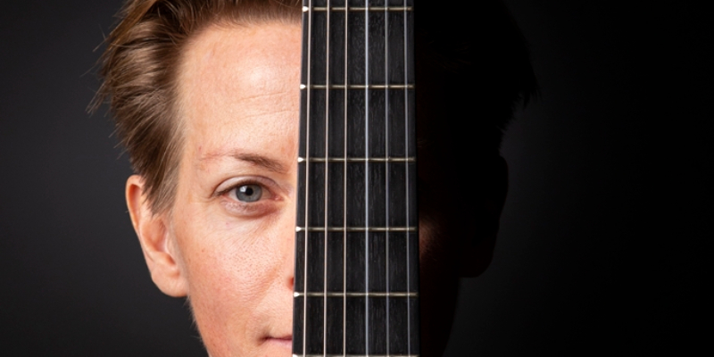 Sola, musicien Guitariste en représentation à Vienne - photo de couverture n° 1