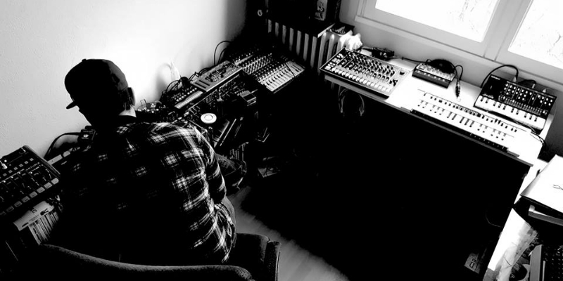 Dgin, musicien Electronique en représentation - photo de couverture