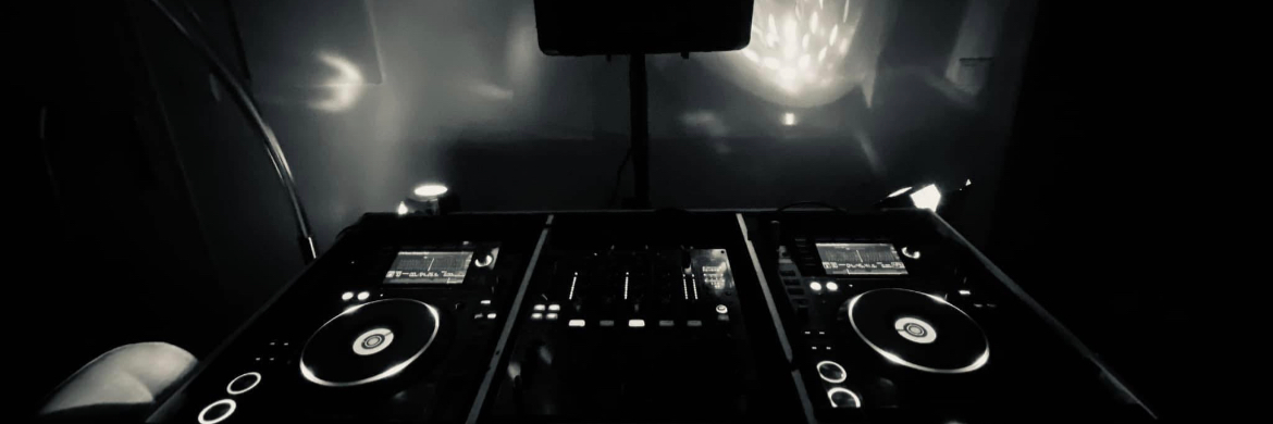 DISACT, DJ Dj en représentation à Paris - photo de couverture