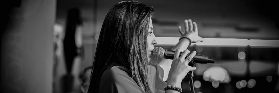 Dee Dee Abella, musicien Chanteur en représentation à Gard - photo de couverture