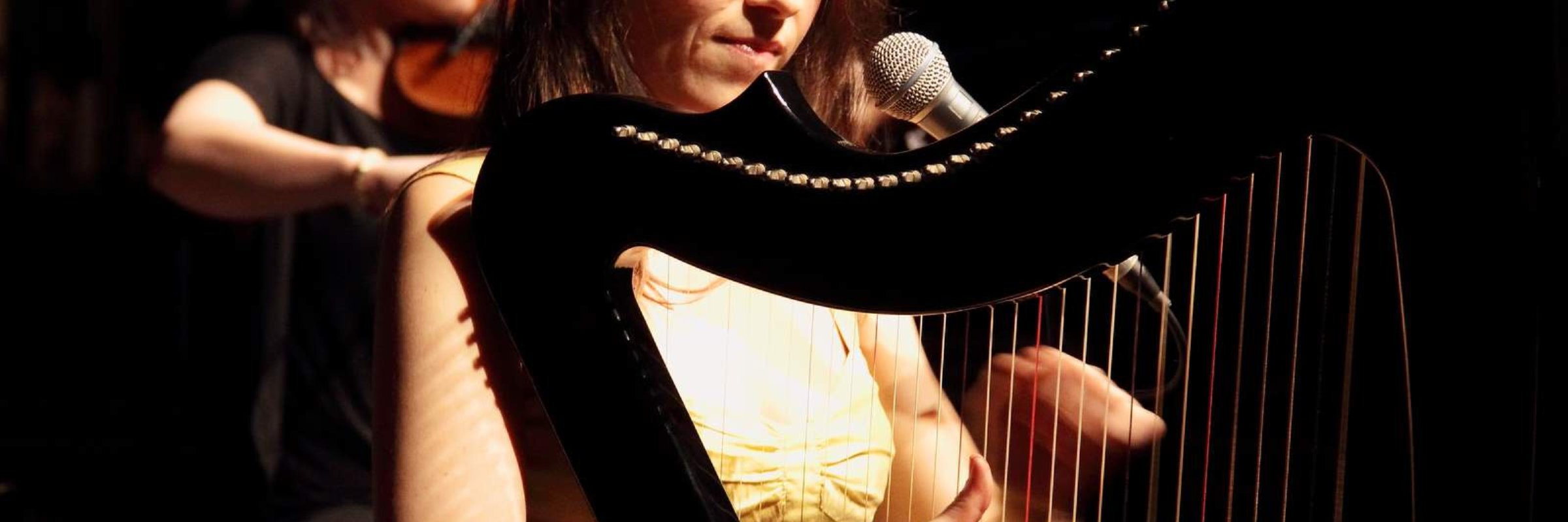 Leen Ade, musicien Harpiste en représentation à Paris - photo de couverture n° 1