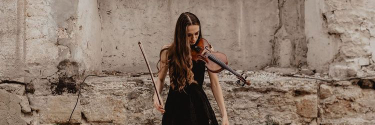 Raffaella Care, musicien Violoniste en représentation à Alpes Maritimes - photo de couverture