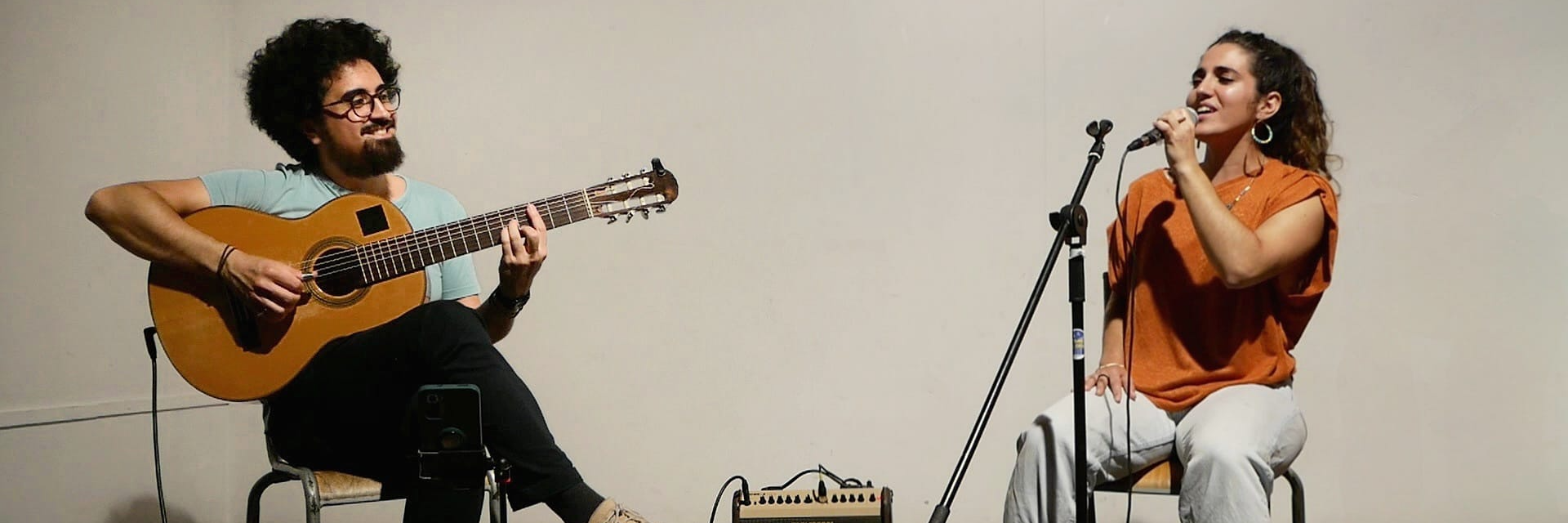 Duo Atraves, musicien Guitariste en représentation à Paris - photo de couverture