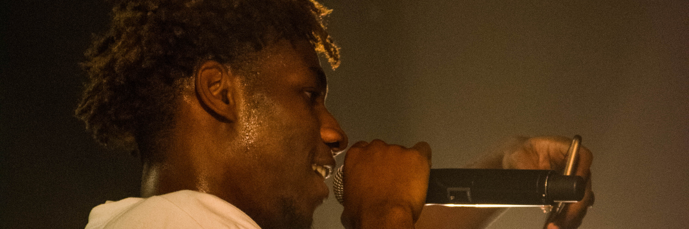 Luni, musicien Rap en représentation à Paris - photo de couverture
