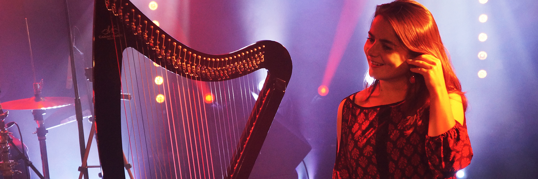 Aurélie Barbé, musicien Harpiste en représentation à Essonne - photo de couverture