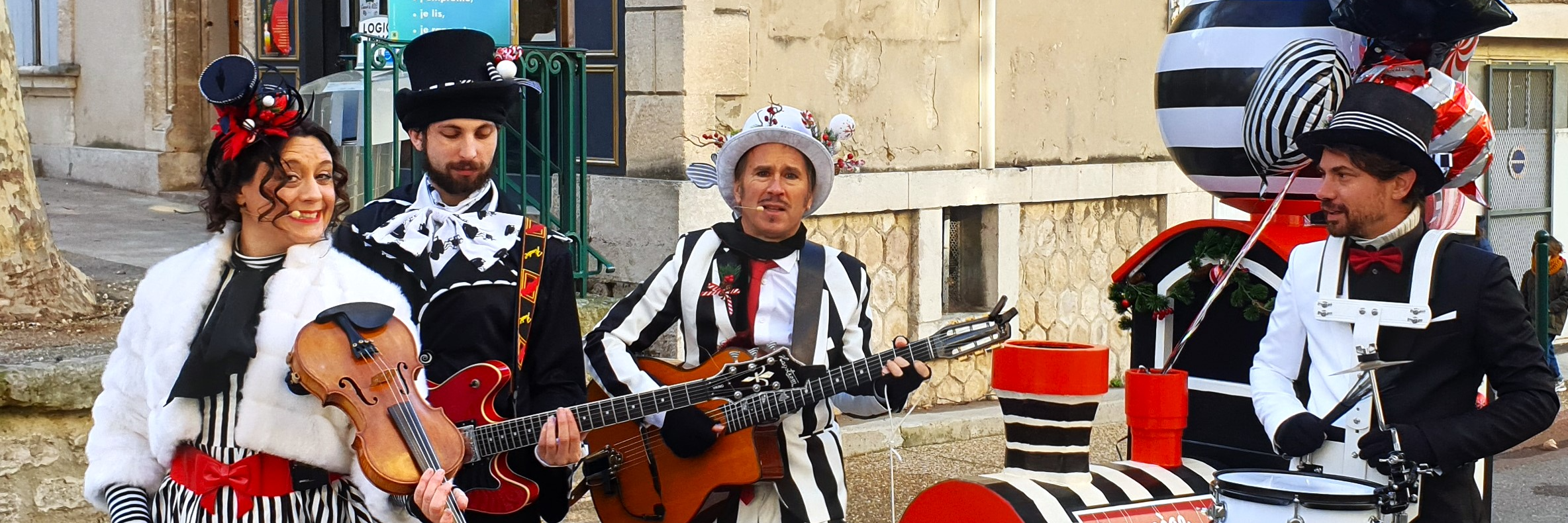Le Manège Enchanté, chansons de Noël, groupe de musique Swing en représentation à Vaucluse - photo de couverture n° 3