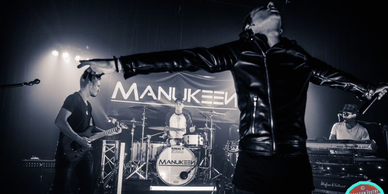 Manukeen, groupe de musique Rock en représentation - photo de couverture n° 3