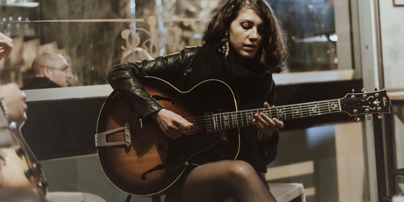 Katia Schiavone, groupe de musique Guitariste en représentation à Paris - photo de couverture n° 2