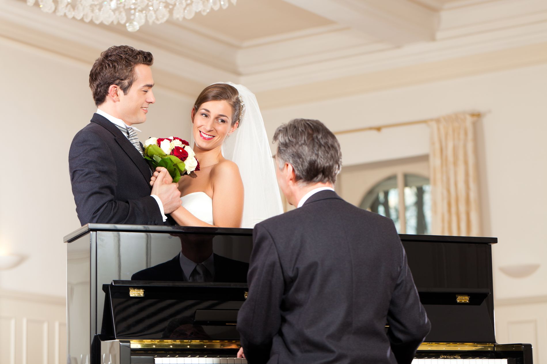 Plan sur un bouquet de fleurs posé sur une table pour un mariage. Le bouquet est composé de fleurs blanches et corails.