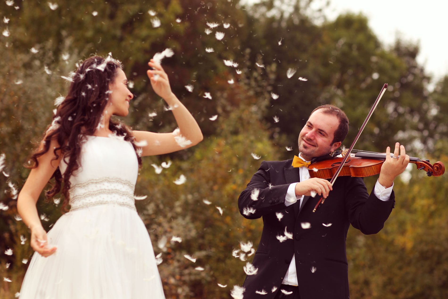 Dizaine de personnes trinquant lors d'un mariage. Dont la mariée un verre de champagne à la main.